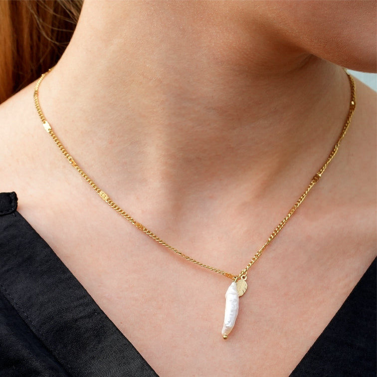 Timeless Baroque Pearl Pendant Necklace with Leaf Charm