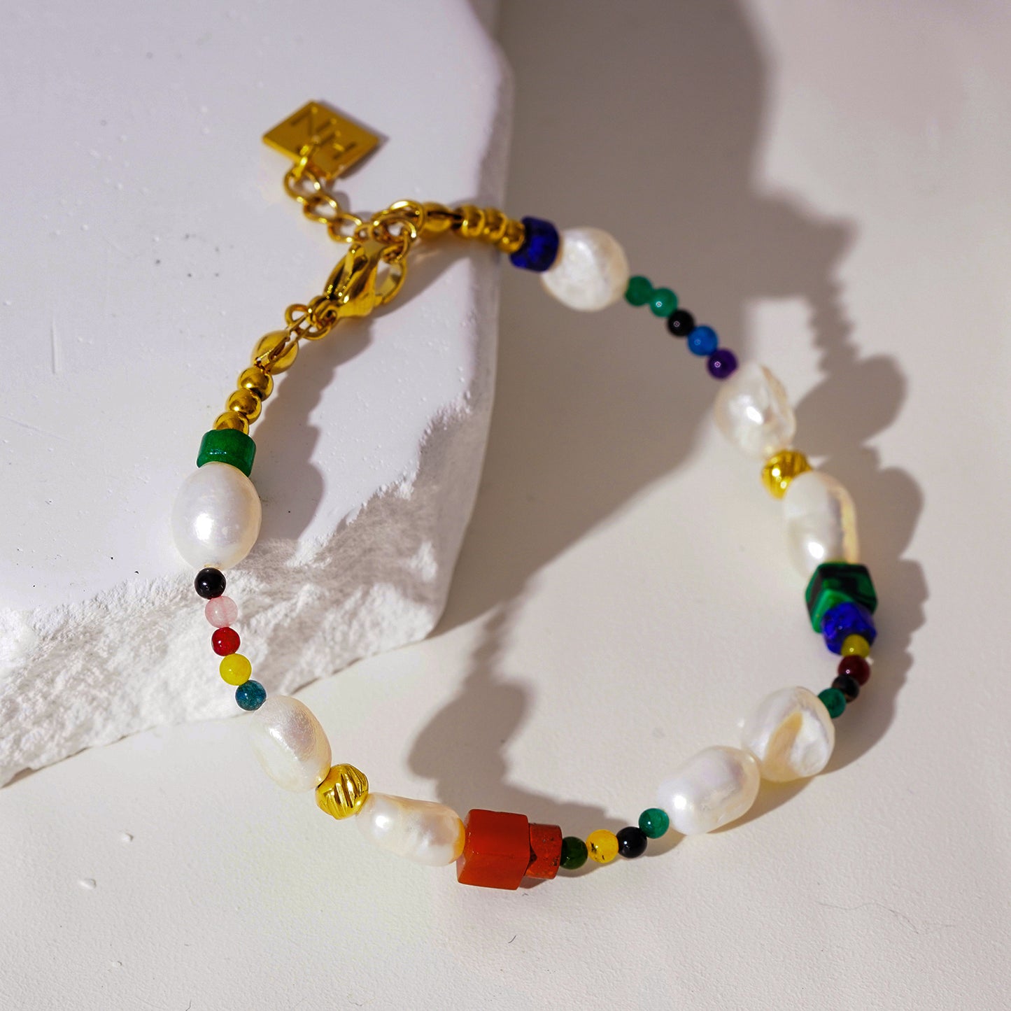 Style AMADIA 4663: Paradise Found - Colourful Bracelet with Gold Beads, Natural Stones, and Freshwater Pearls.