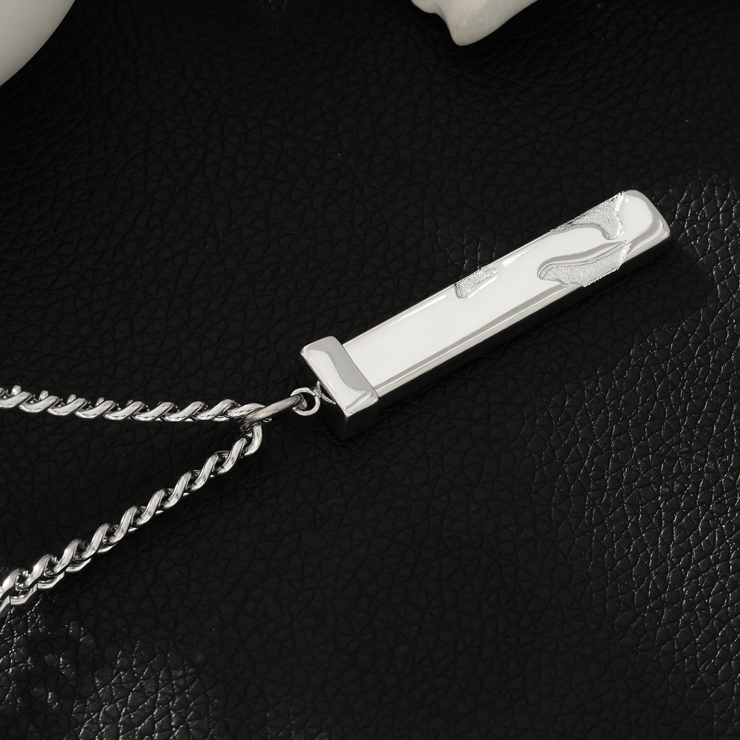 DAKARIA SILVER (White Gold): Chipped Effect Geometric Pendant on Chunky Chain