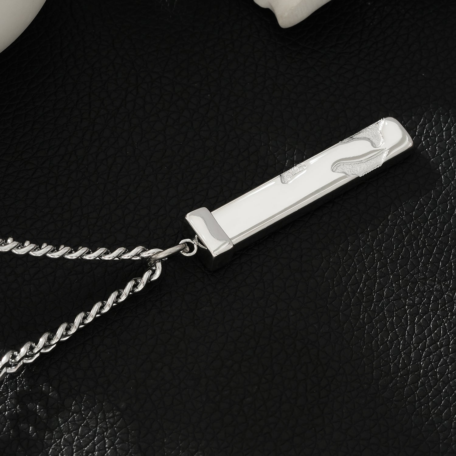 DAKARIA SILVER (White Gold): Chipped Effect Geometric Pendant on Chunky Chain