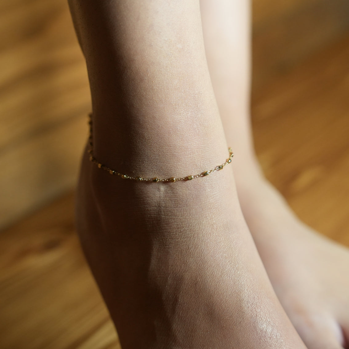 Style DEMELZA 8191G: Contemporary Gold Anklet with Delicate Square Beads. 
