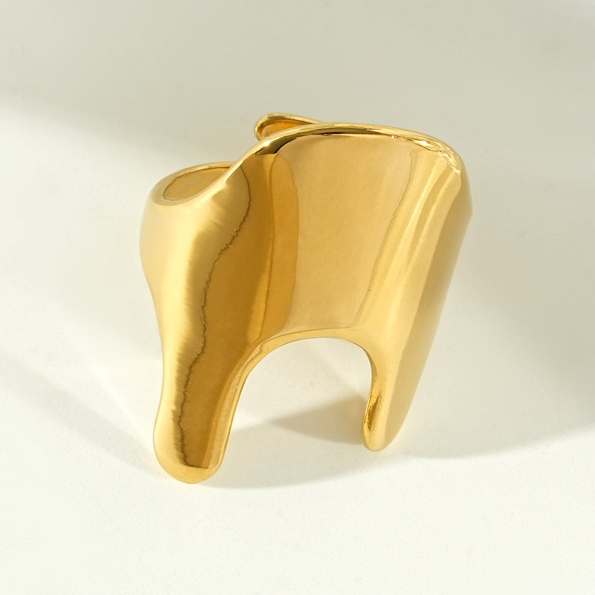 ELIXELIA Gold Statement Ring – Sculptural Elegance with a Bold, Modern Edge