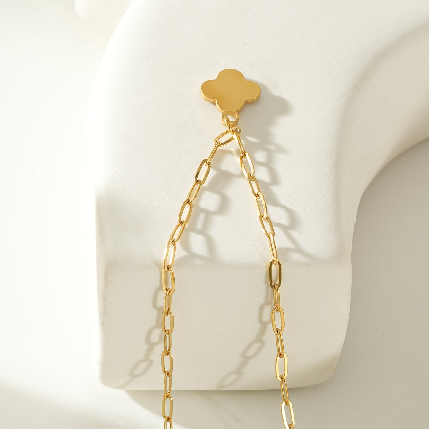 MAKA Gold: Chain-Necklace with a Clover Shaped Charm in Natural Shell with a Gold Metal Border