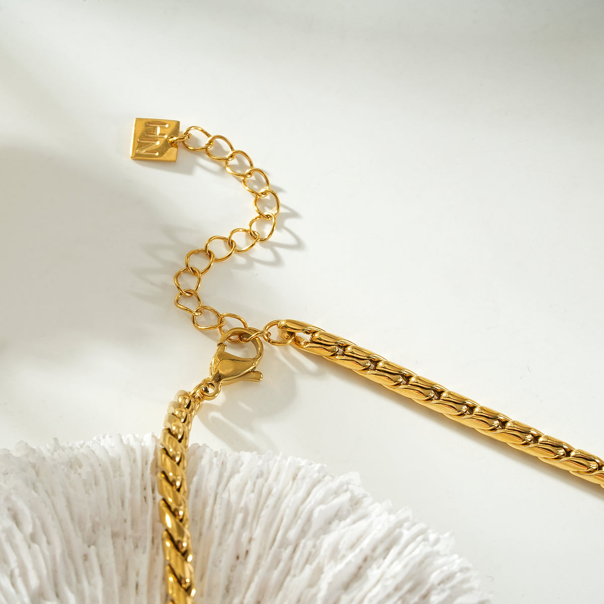LONA Gold: Woven Link Chain Necklace