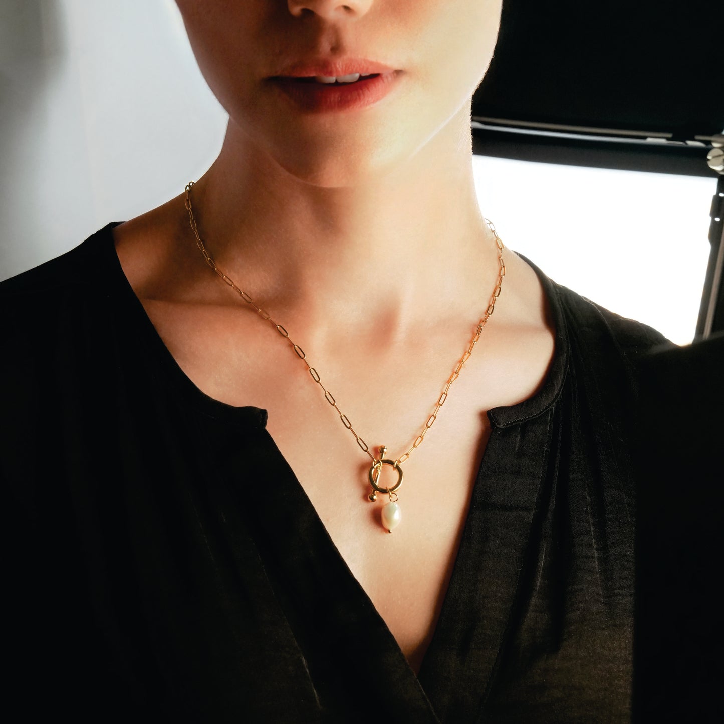 D'ANGELA Gold: Paperclip Chain Necklace with Toggle Fastener & Pearl Charm