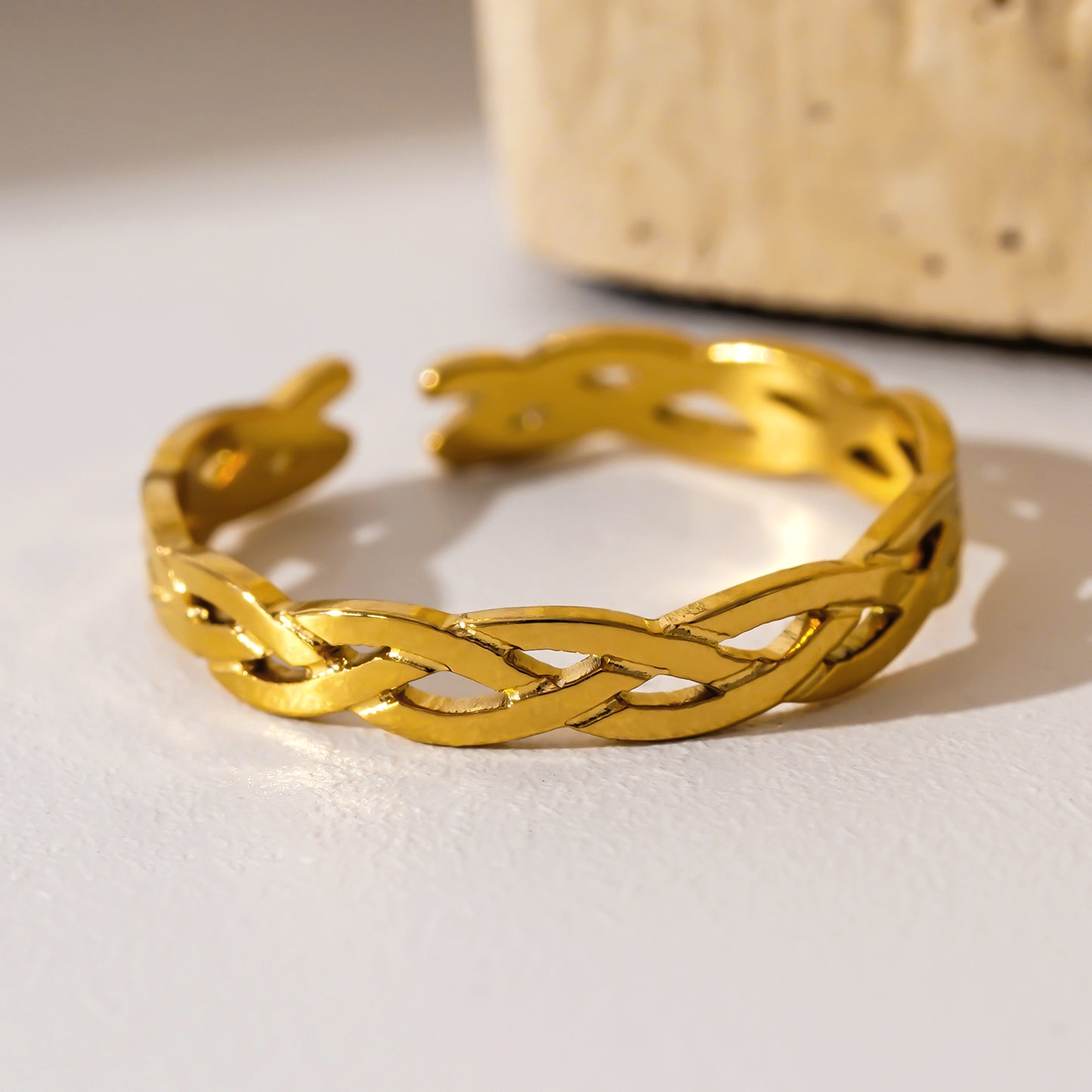 Style ELIOTT 1080: Cross Over Weave Pattern Band Ring.