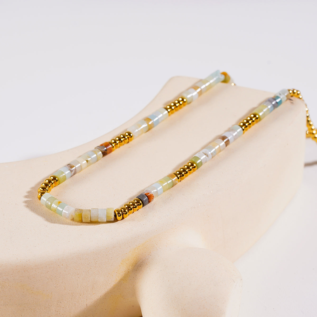 Style ISHANI 5372: Pink Aventurine Stones and Gold Beaded Necklace.