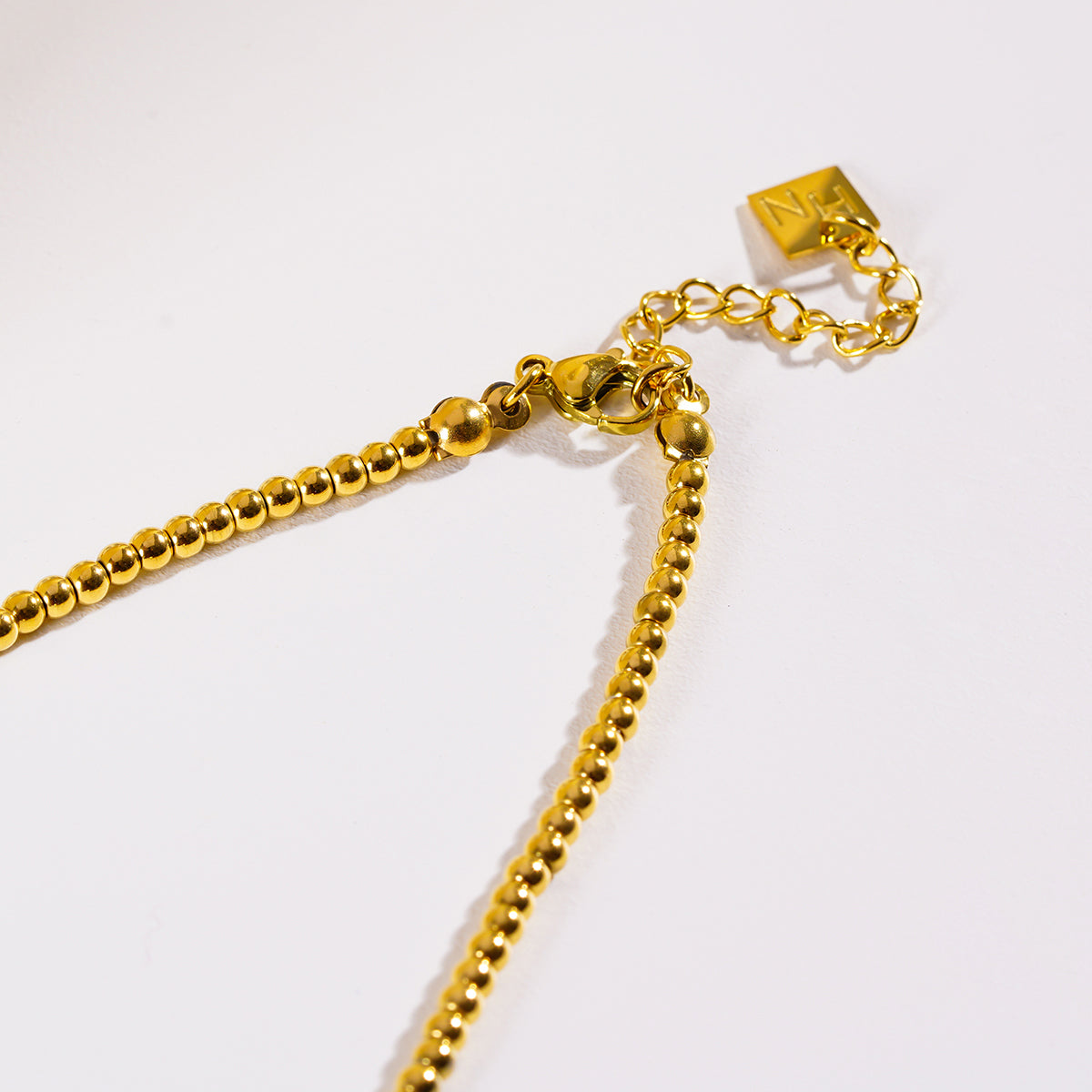 Style ISHANI 5372: Pink Aventurine Stones and Gold Beaded Necklace.