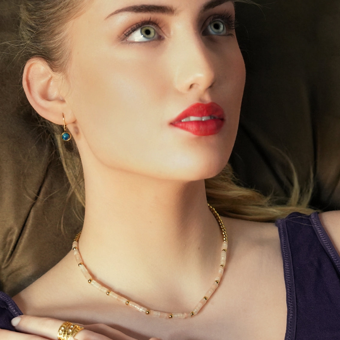 Style ISHANI 5372: Pink Aventurine Stones and Gold Beaded Necklace.