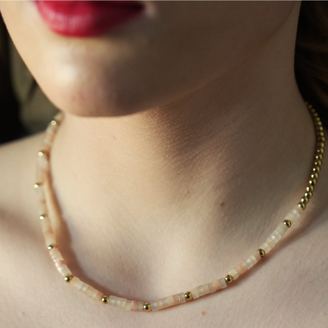Style ISHANI 5372: Pink Aventurine Stones and Gold Beaded Necklace.