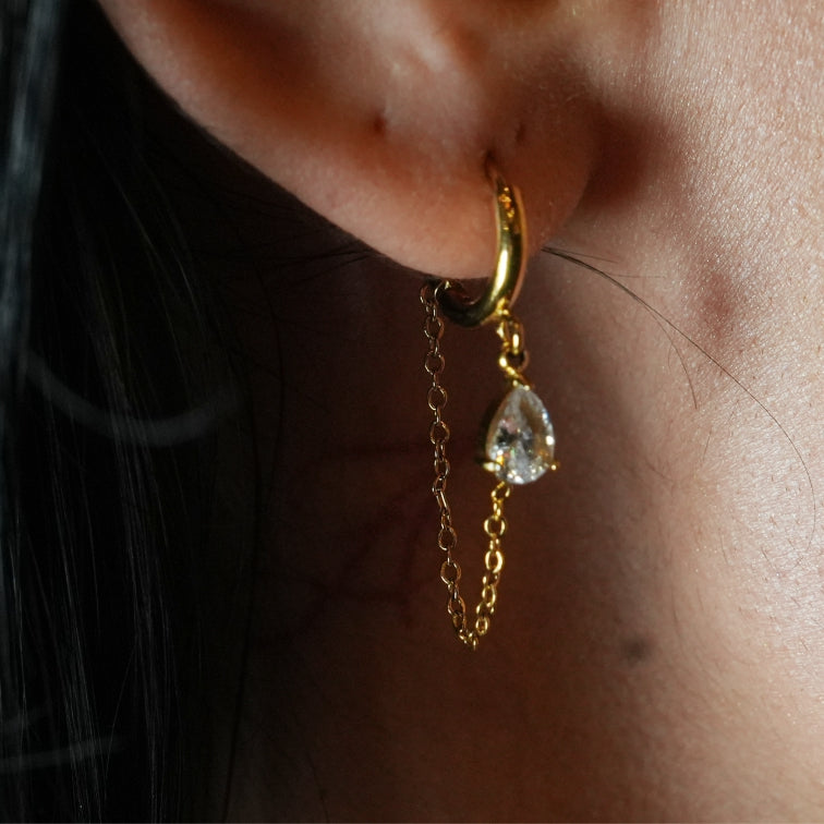 Style KAZUKA 8726: Hoop Earrings with Pear-Shaped Zirconia Charm and Dainty Chain.