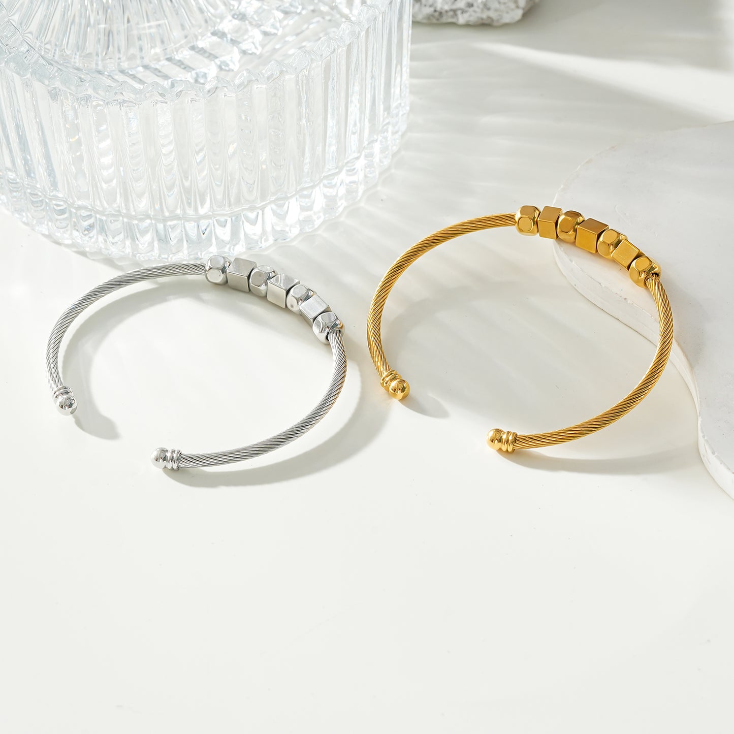 Style MALDONA: Industrial-Chic Bracelet with Round & Square Beads in White Gold (Silver Toned)