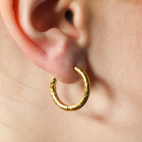 Style MALENA 122217: Subtly Decorative Etched Hoop Earrings.