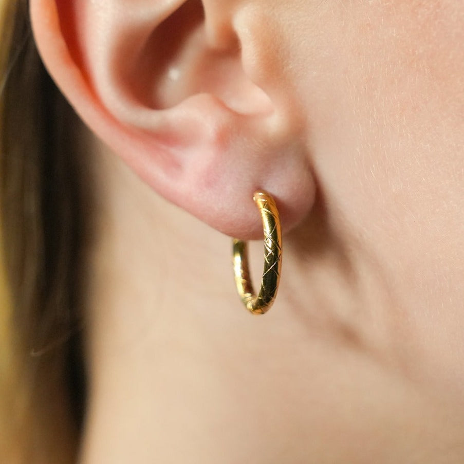 Style MALENA 122217: Subtly Decorative Etched Hoop Earrings.