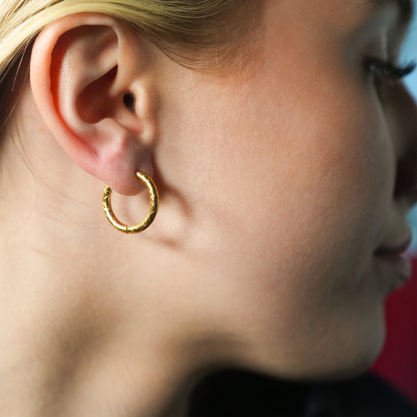 Style MALENA 122217: Subtly Decorative Etched Hoop Earrings.