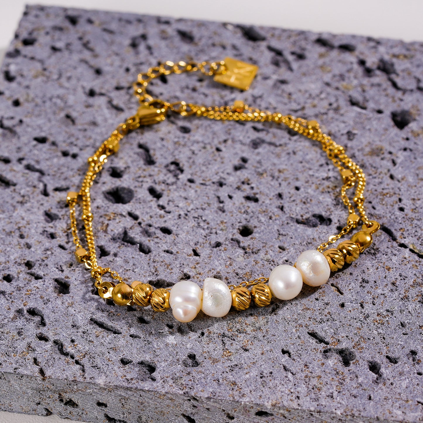 Style MARENTA 3469: Gilded Harmony Chain Bracelet with Gold Beads and Freshwater Pearls.