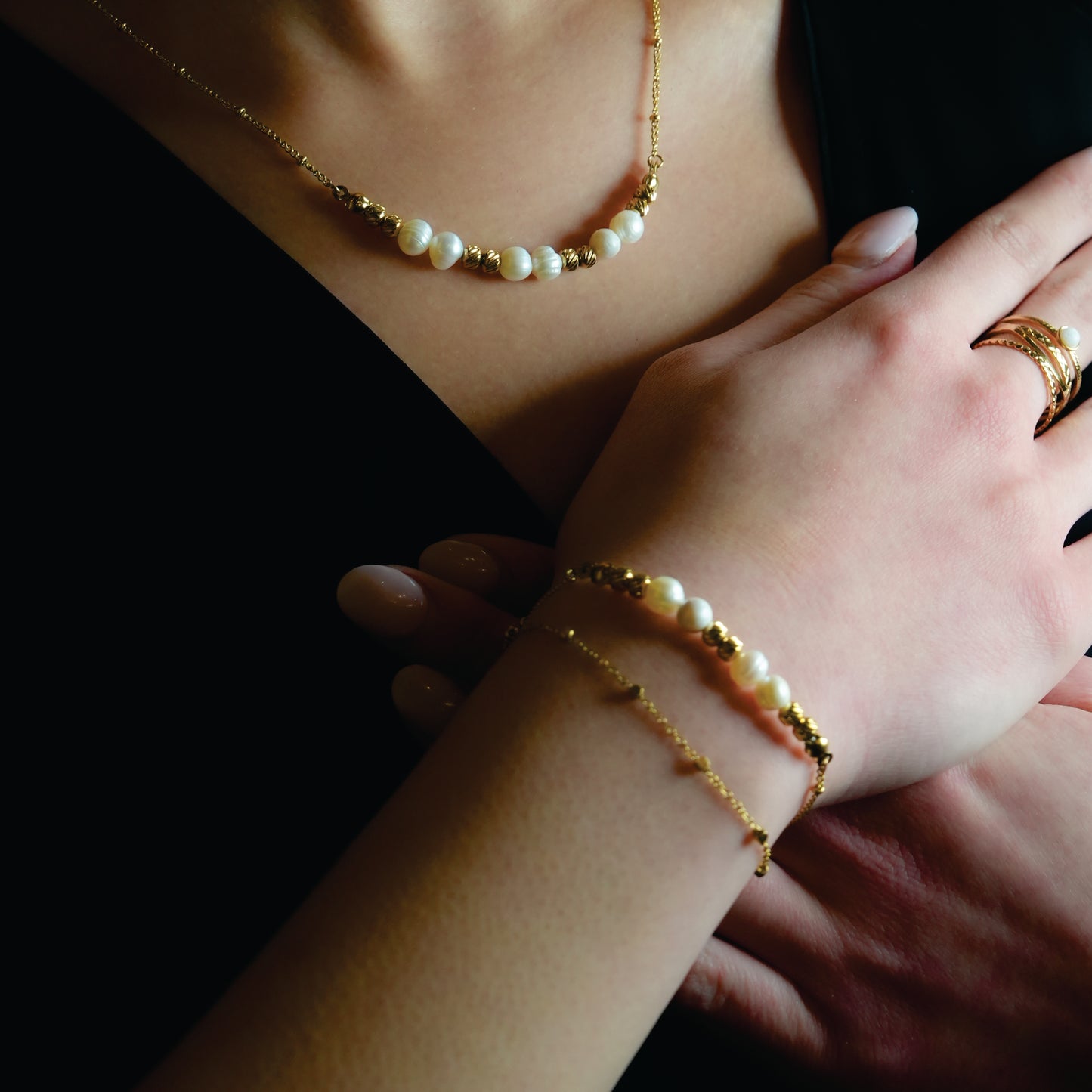 Style MARENTA 3469: Gilded Harmony Chain Bracelet with Gold Beads and Freshwater Pearls.