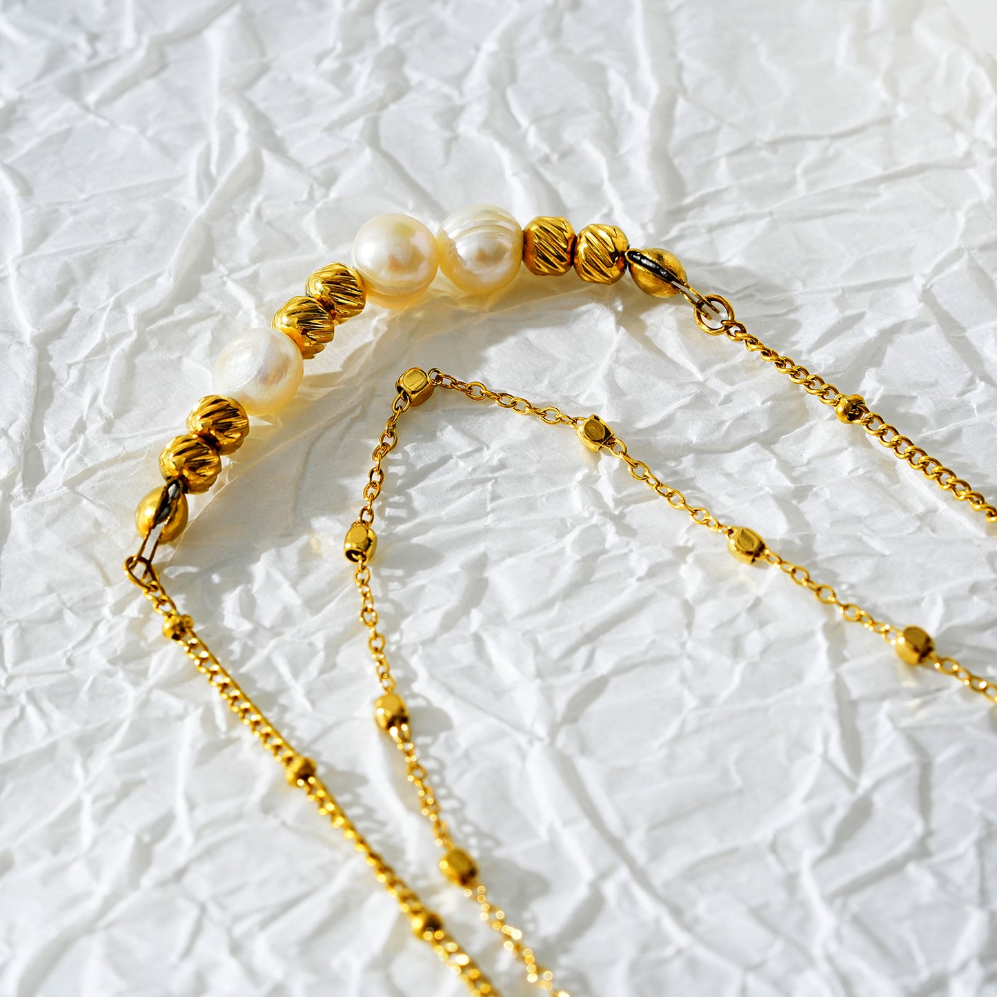 Style MARENTA LG 5435: Gilded Harmony Chain Anklet with Gold Beads and Freshwater Pearls.