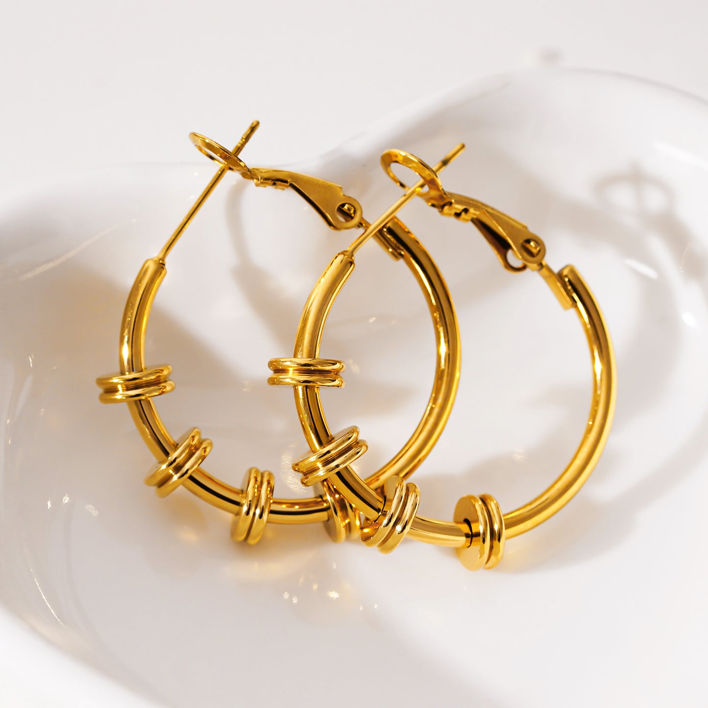 Style MINATO 5336: Modernist Hoop Earrings Anchoring Industrial-Chic Double Discs.