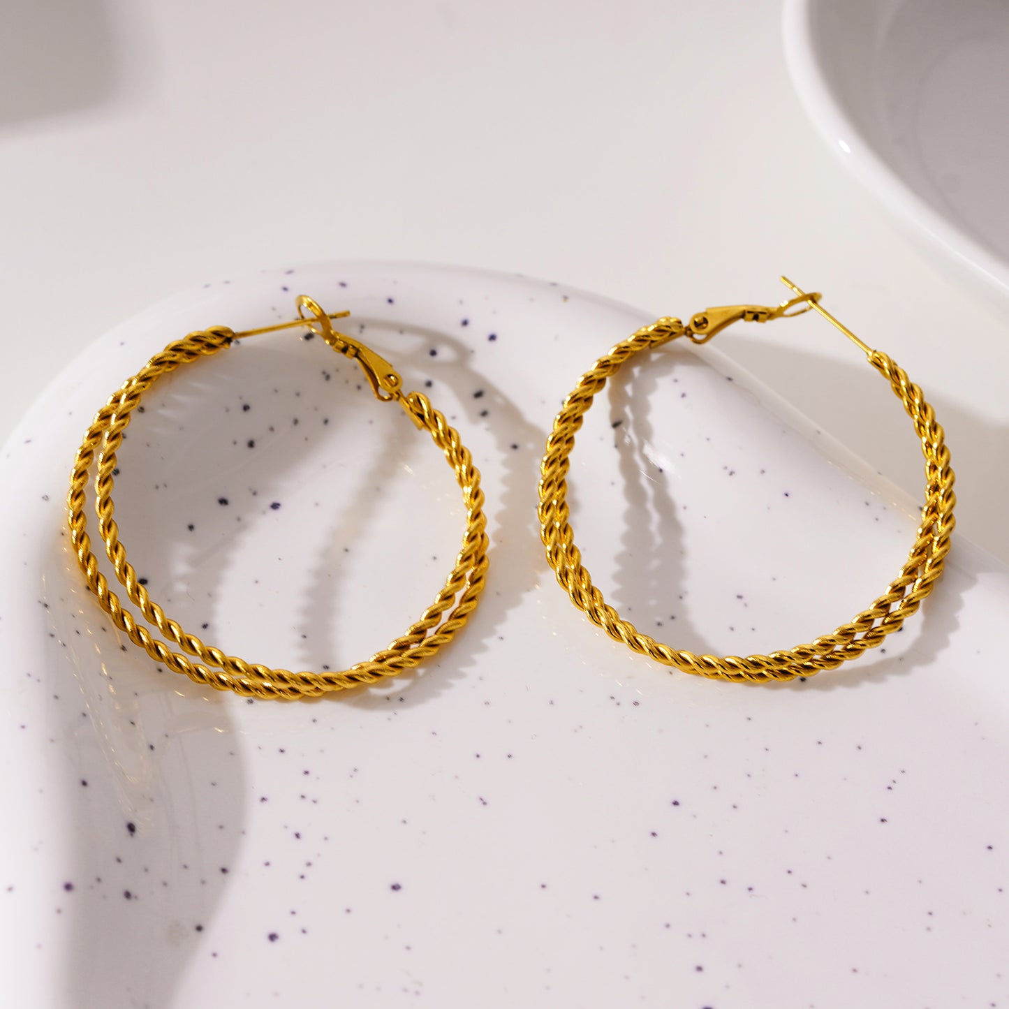 Style MIZUKI 5589: Double Rope Textured Hoop Earrings.