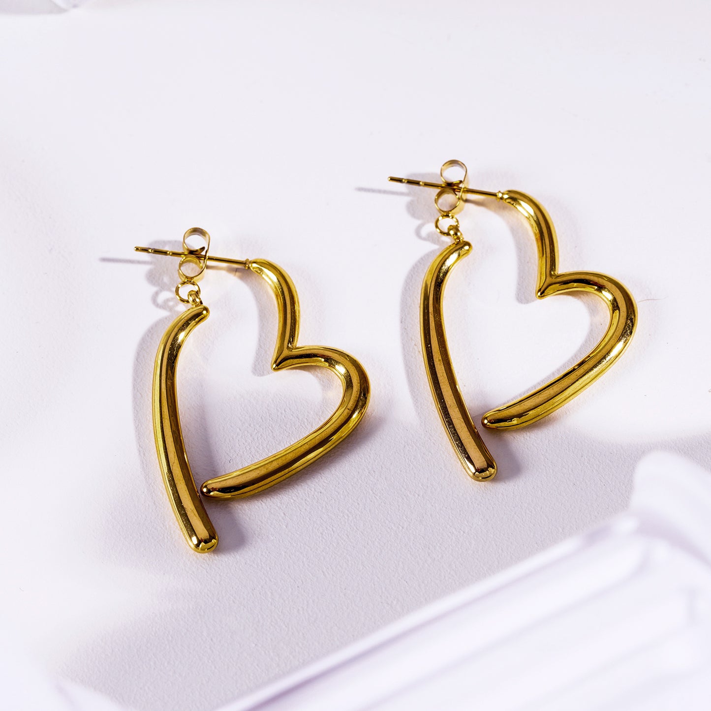 Style MOMOKA 0187: Abstract Heart Shaped Detachable Hoop Earrings.