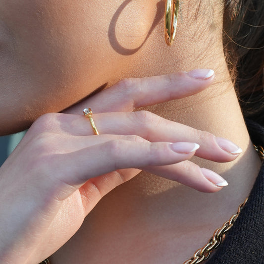 Style NILDA: Classic Band Ring with an Elegant Rectangle Zirconia Centrepiece.