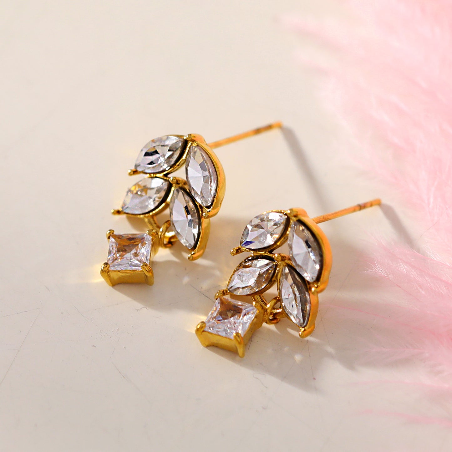 Style ESPERANZA 76925: Vintage Inspired 'Floral Elegance' Earrings with Zirconia Gemstones.
