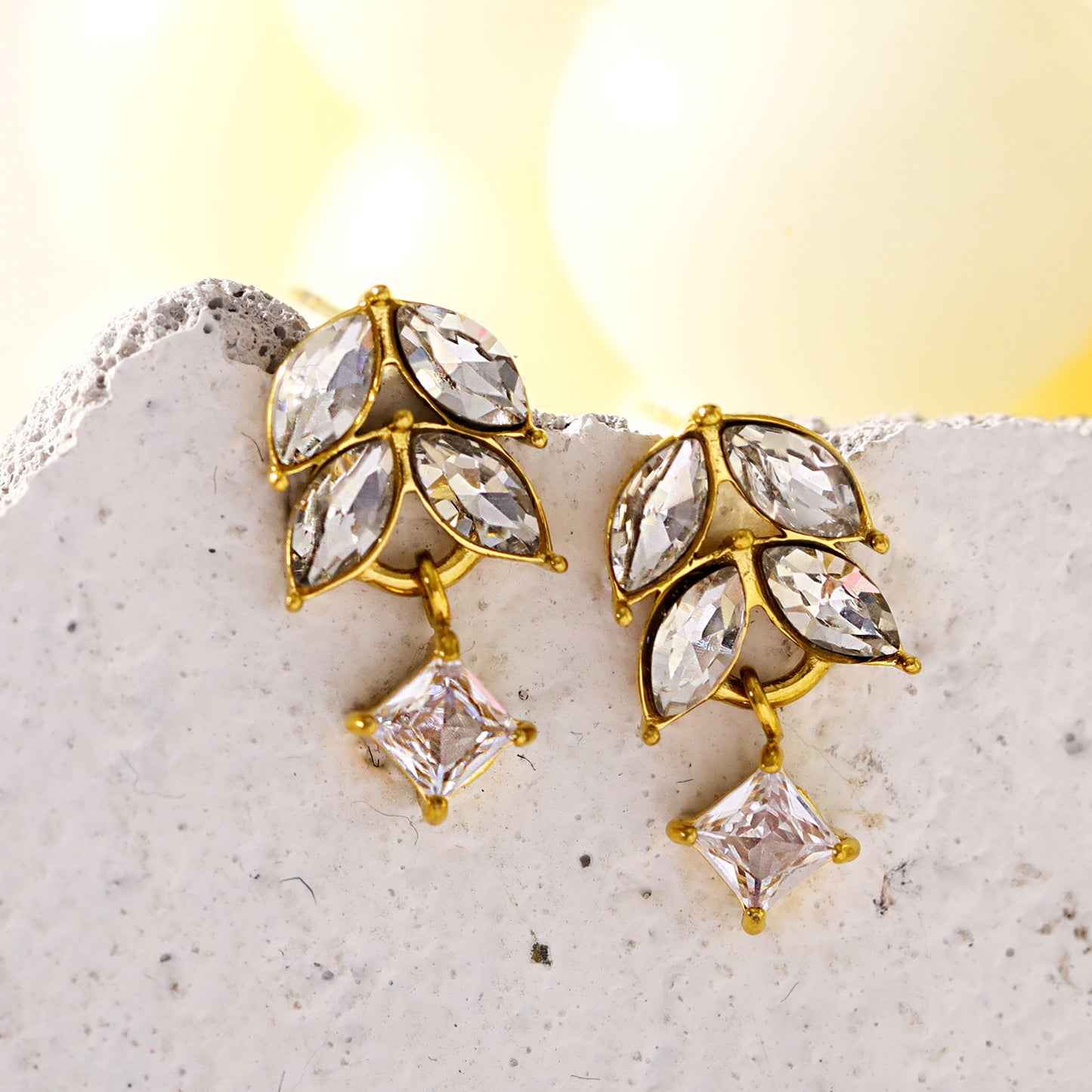 Style ESPERANZA 76925: Vintage Inspired 'Floral Elegance' Earrings with Zirconia Gemstones.
