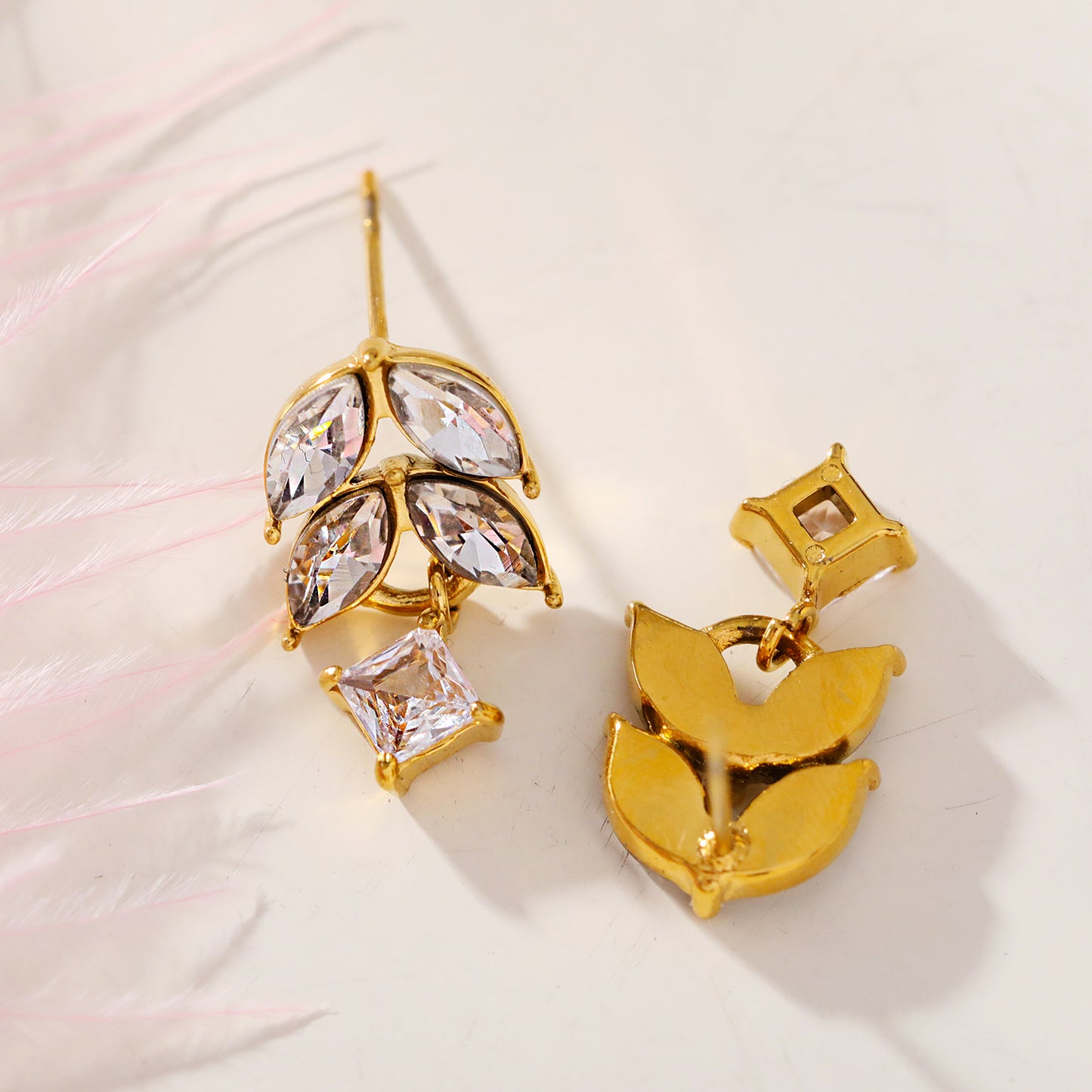 Style ESPERANZA 76925: Vintage Inspired 'Floral Elegance' Earrings with Zirconia Gemstones.