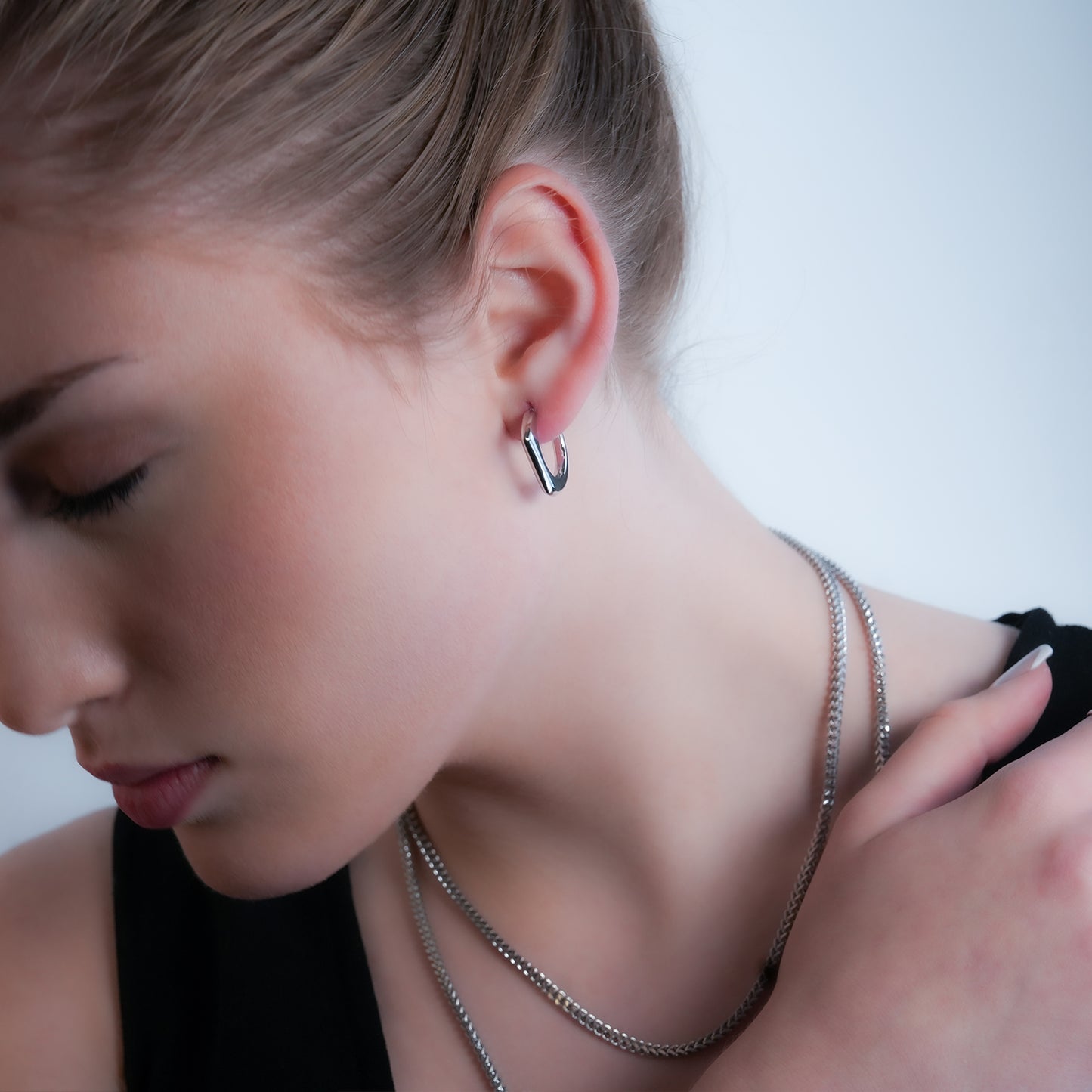 Style SOLOMA Silver Toned (White Gold): Retro Industrial-Chic Style Hoop Earrings