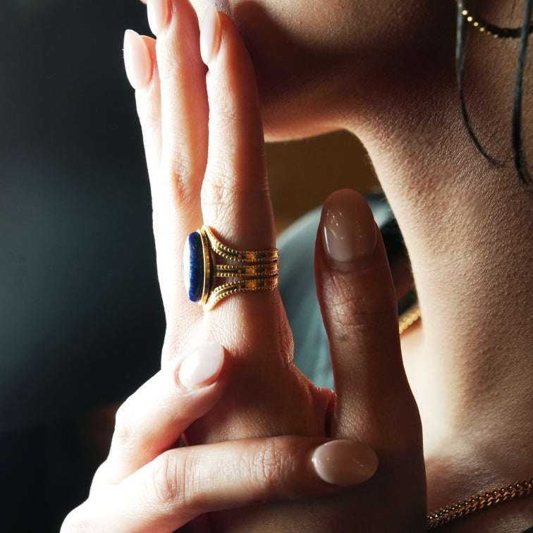 Style TIAMO 7348: Vintage Inspired Ring with Triple Ornate Bands & a Lapis Lazuli Centre Piece.