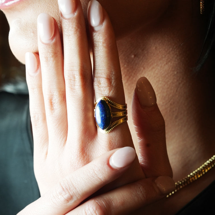 Style TIAMO 7348: Vintage Inspired Ring with Triple Ornate Bands &amp; a Lapis Lazuli Centre Piece.