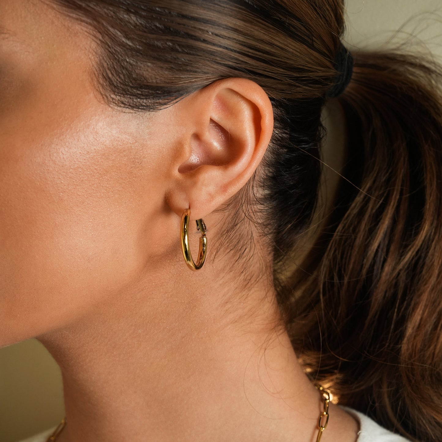Style YOSHIKO 9672: Mid-Width Essential Hoop Earrings Gold Size A (2 cm)