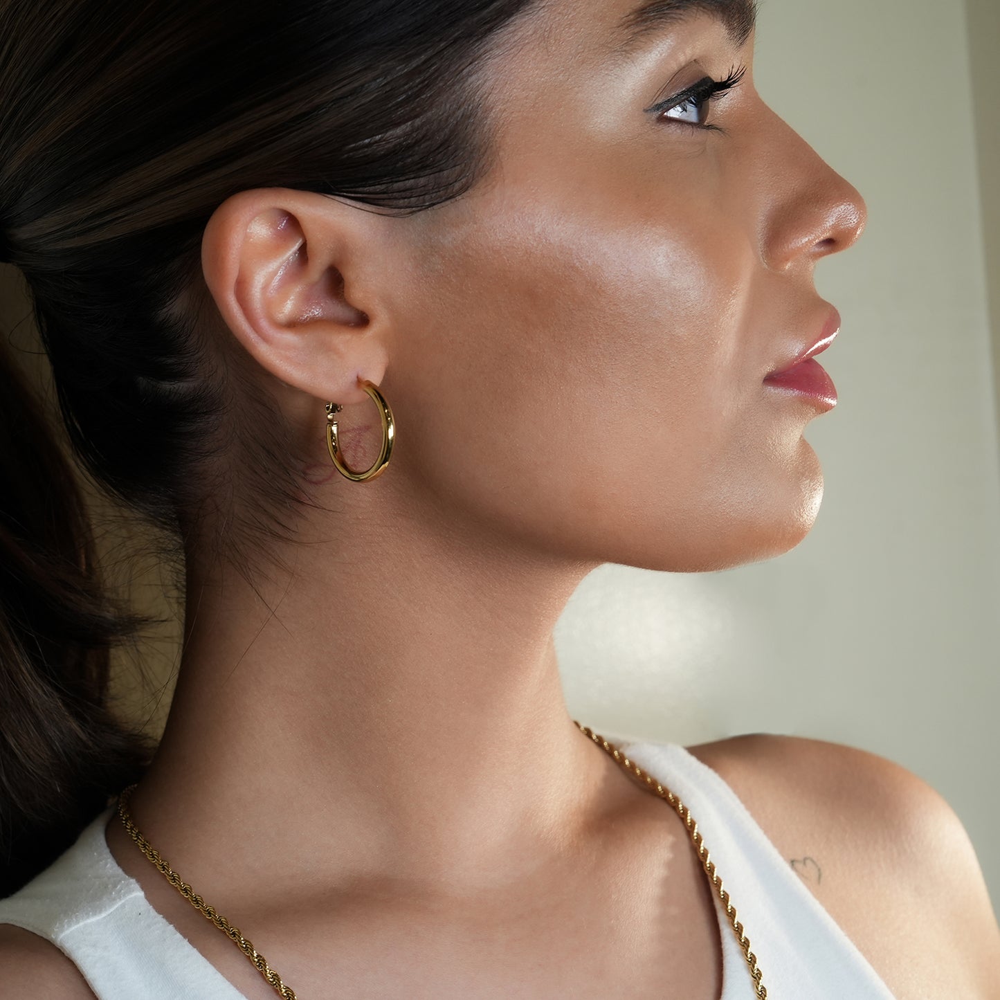 Style YOSHIKO 9672: Mid-Width Essential Hoop Earrings Gold Size A (2 cm)