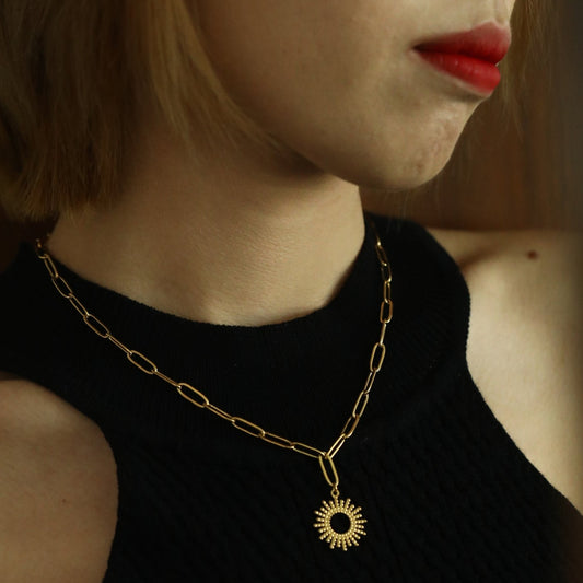 Style ABIGAIL: Shine Bright: 18K Gold Layered Contemporary Link Chain Necklace with Ornate Star Burst Pendant