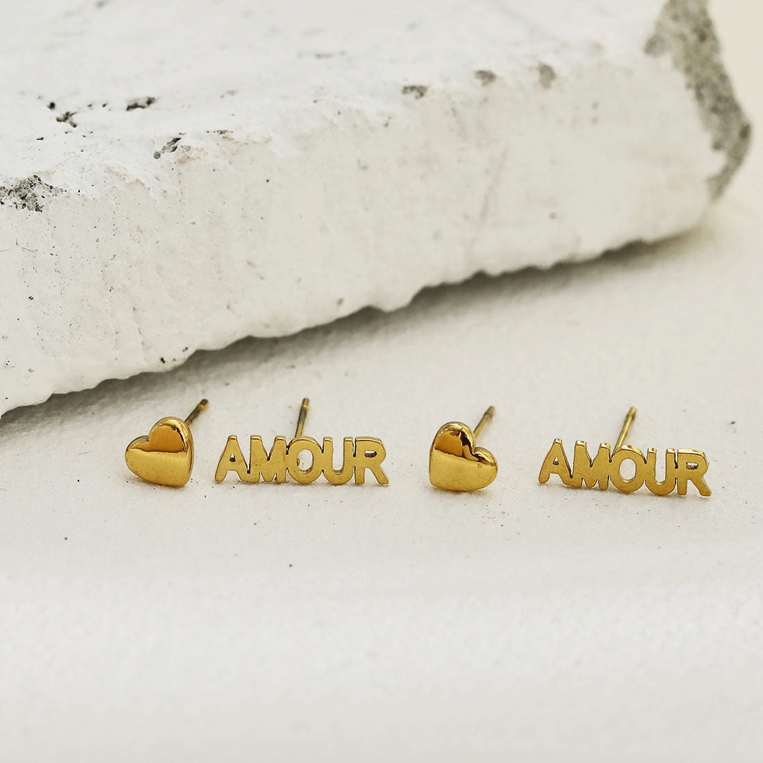 AMOUR & HEART Symbol – Romantic Statement 2-Pair Stud Earrings in Gold. Style AMOUR