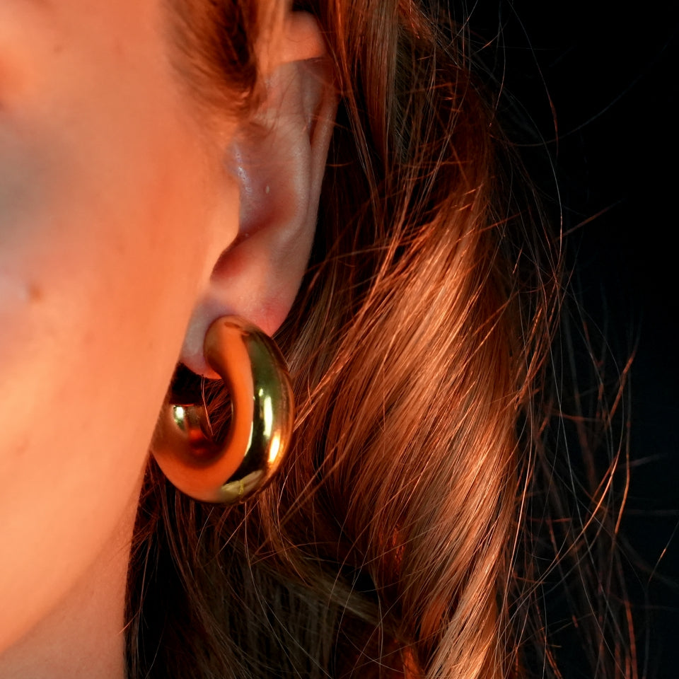 HACKNEY_NINE | Style DEMONTE 122246: Hollow Chunky-Look Smooth Surface Tube Hoop Earrings