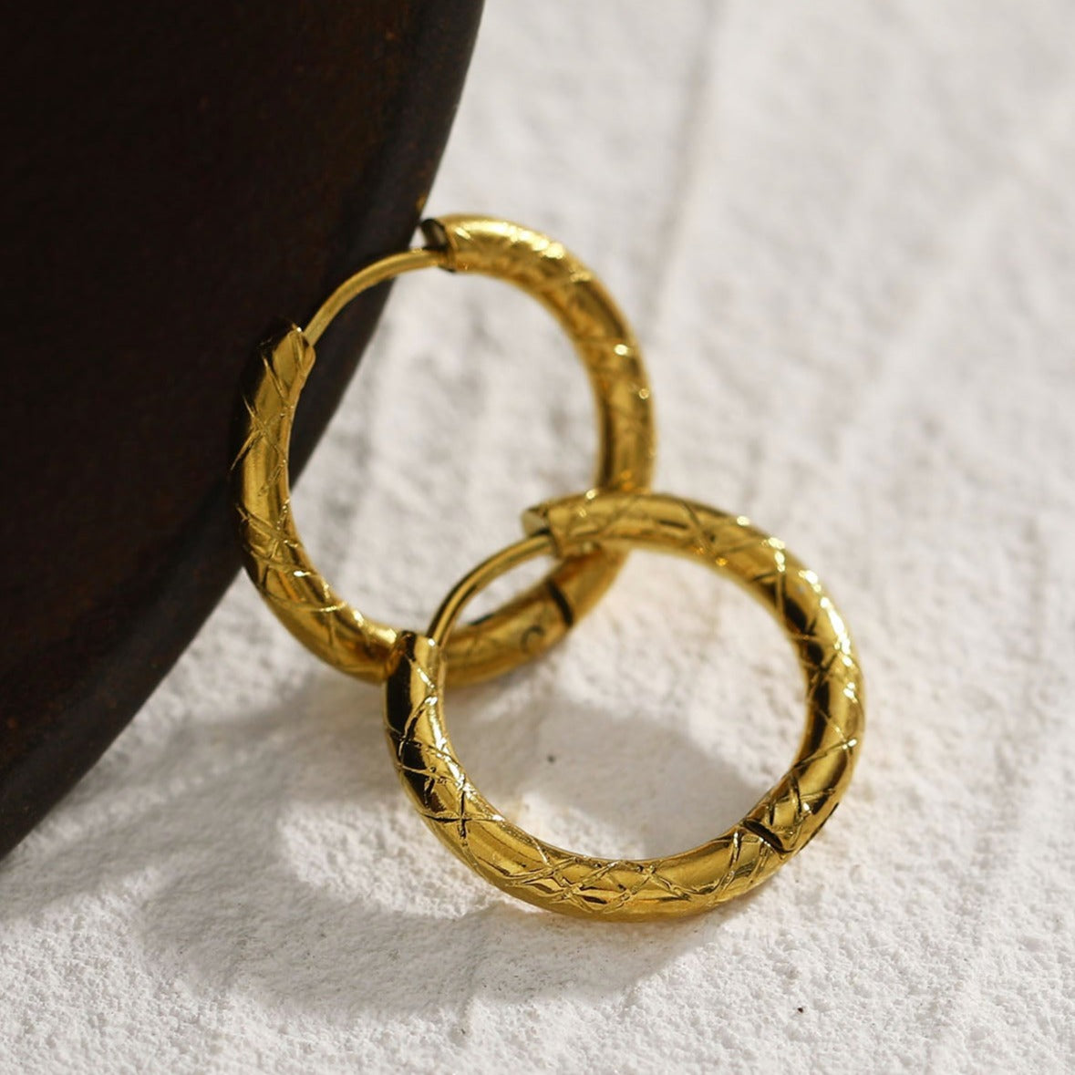 Style MALENA 122217: Subtly Decorative Etched Hoop Earrings.