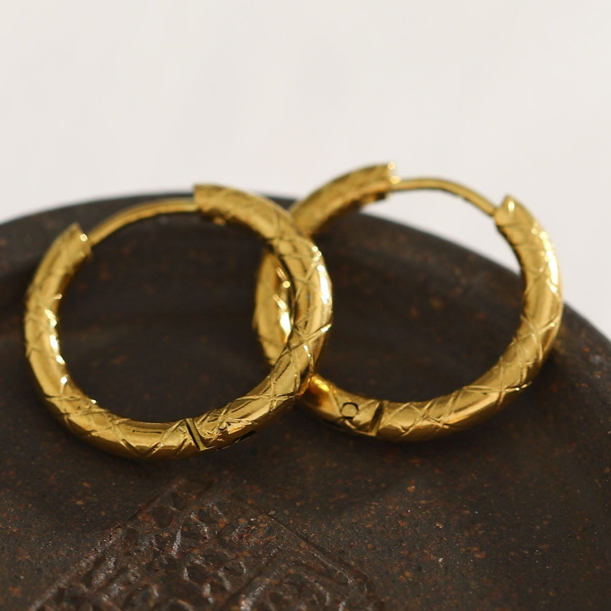 Style MALENA 122217: Subtly Decorative Etched Hoop Earrings.