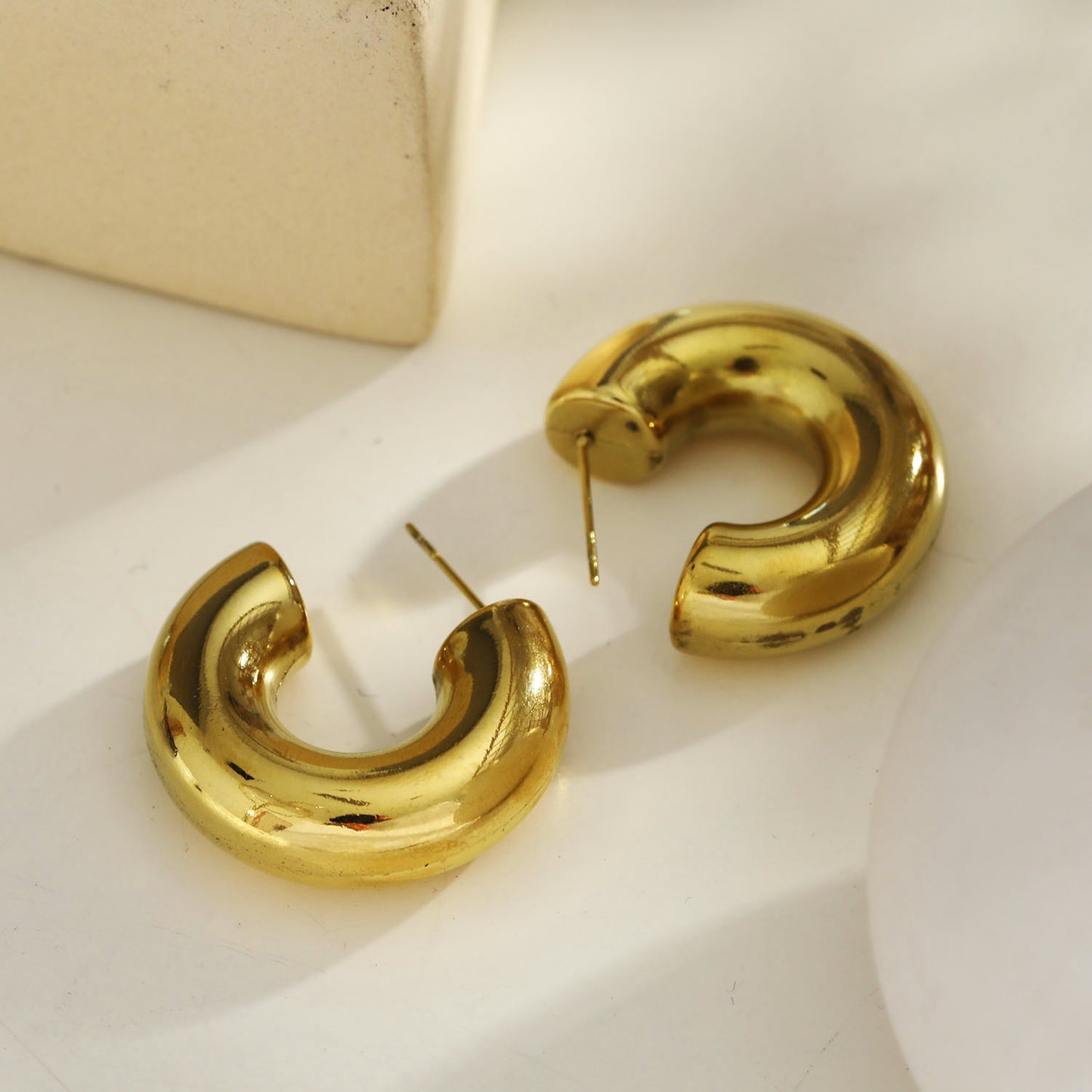 HACKNEY_NINE | Style DEMONTE 122246: Hollow Chunky-Look Smooth Surface Tube Hoop Earrings