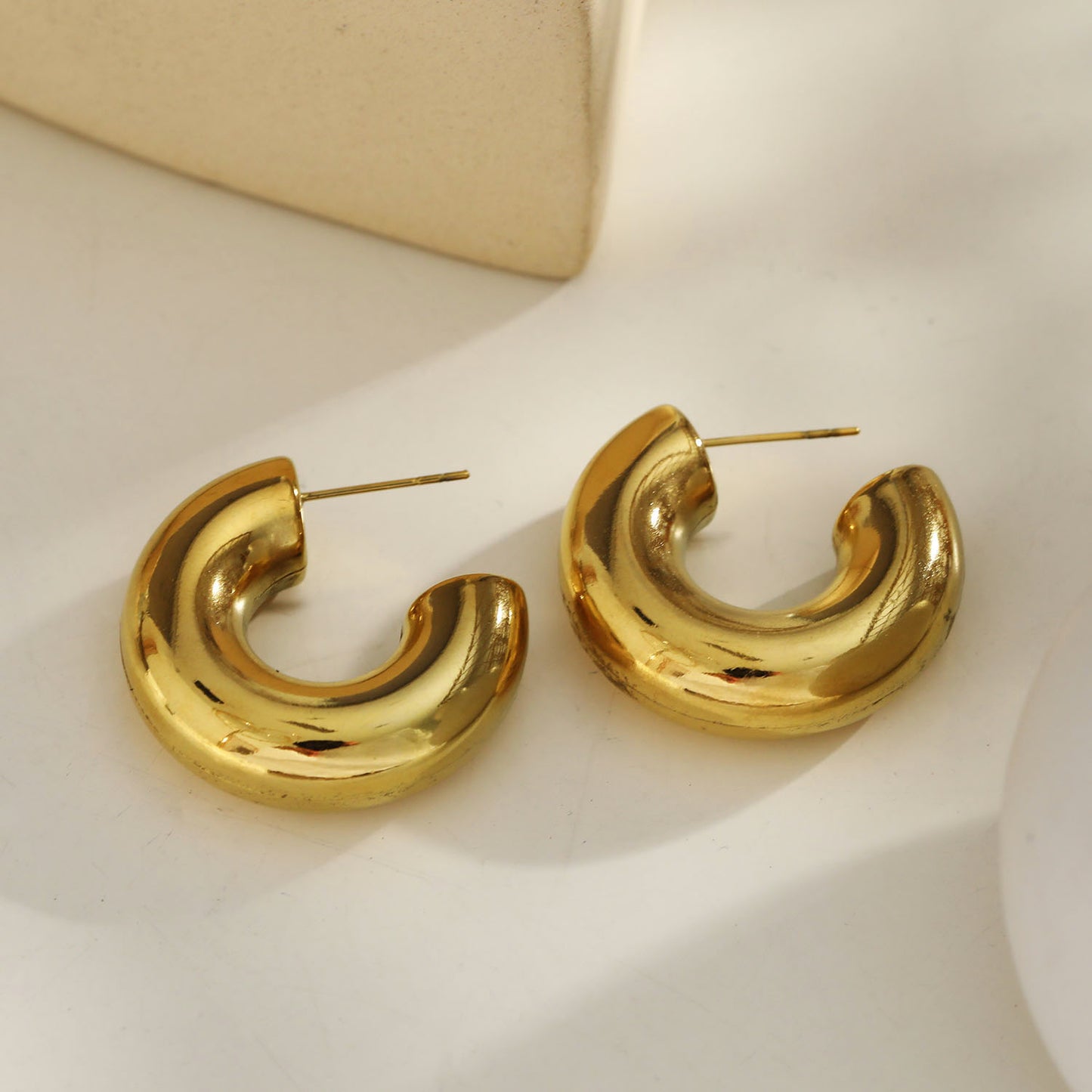 HACKNEY_NINE | Style DEMONTE 122246: Hollow Chunky-Look Smooth Surface Tube Hoop Earrings