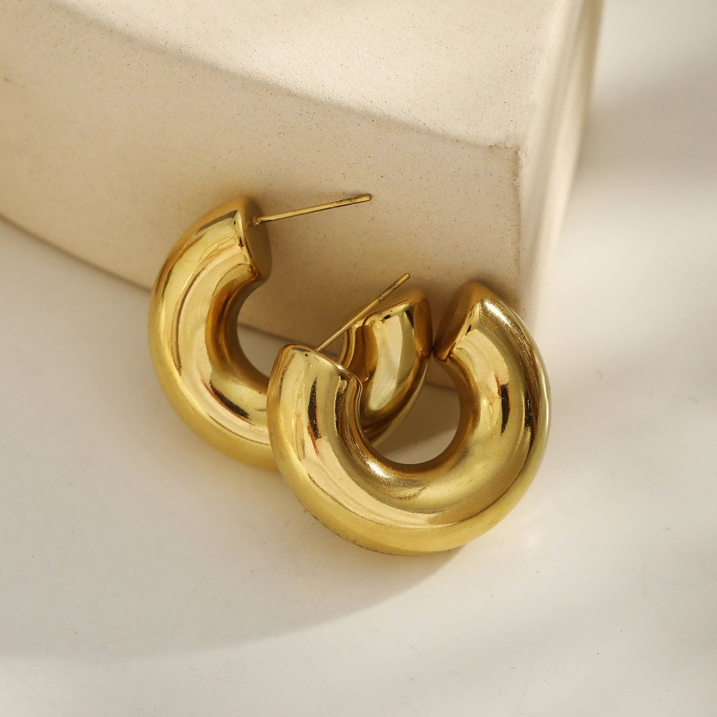 HACKNEY_NINE | Style DEMONTE 122246: Hollow Chunky-Look Smooth Surface Tube Hoop Earrings