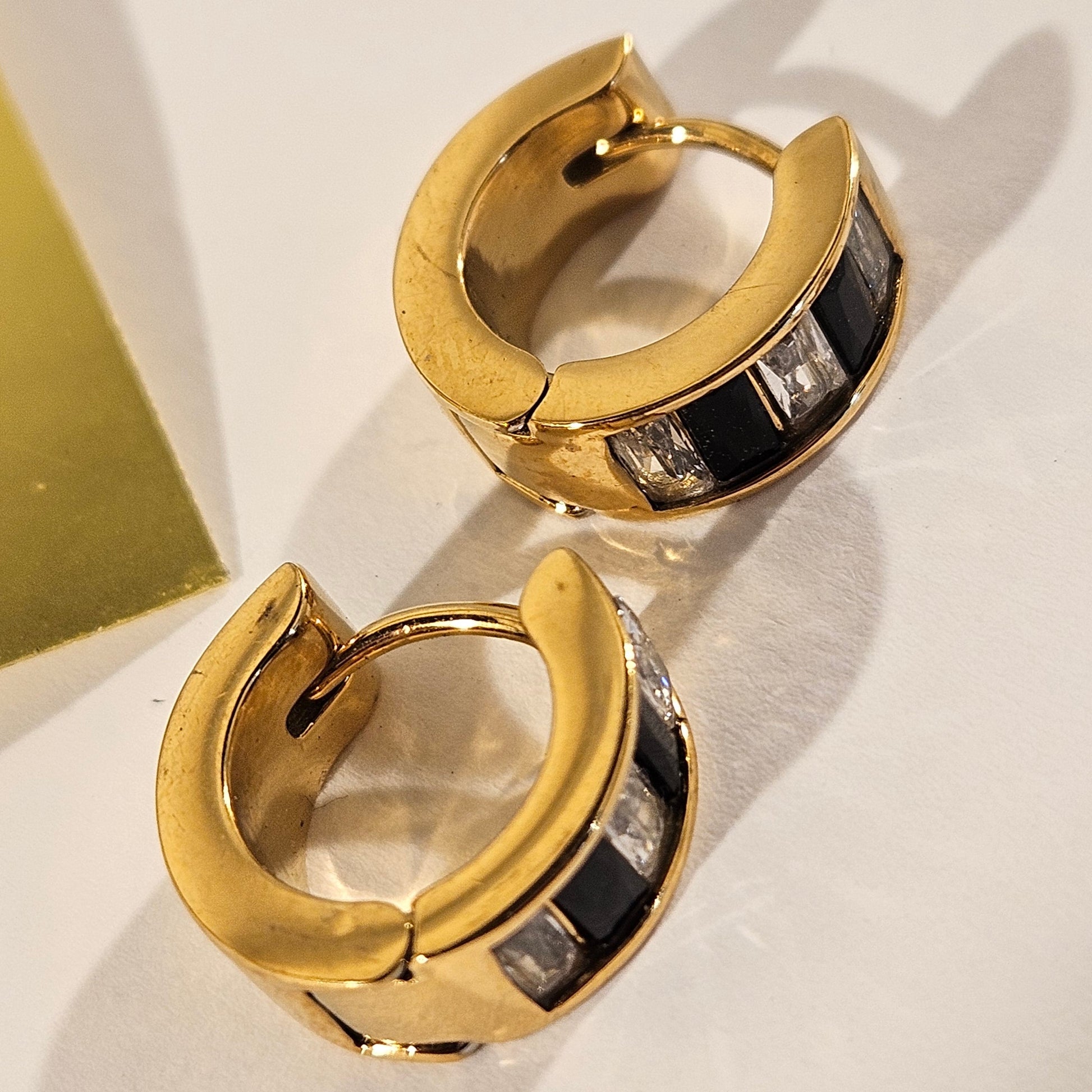 Style LOTTA 122216: Black & White Embedded Zirconia Mini Hoop Earrings.