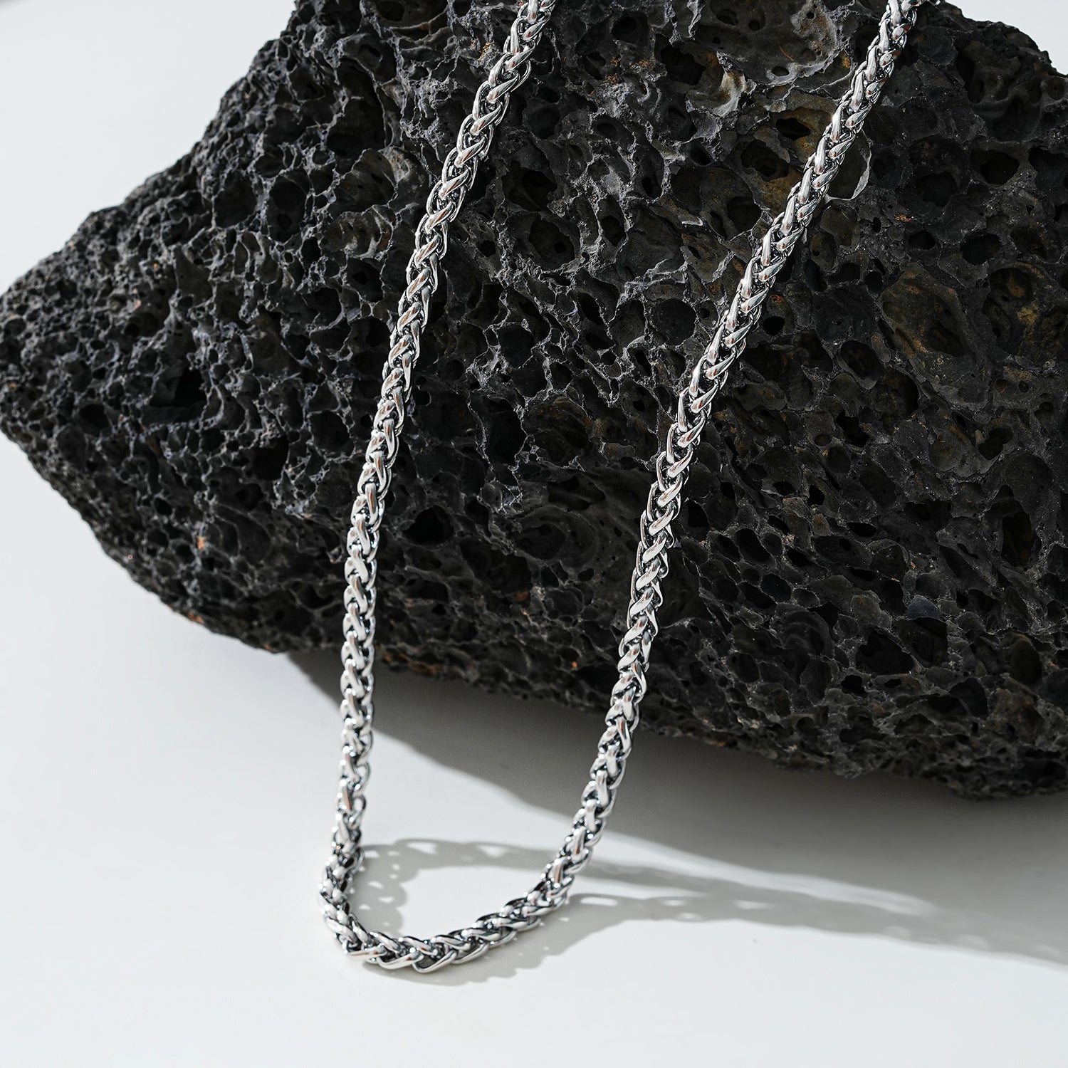 Style ALGATE: Bold Elegance - Chunky Mid-Width Byzantine Chain Necklace in Silver.