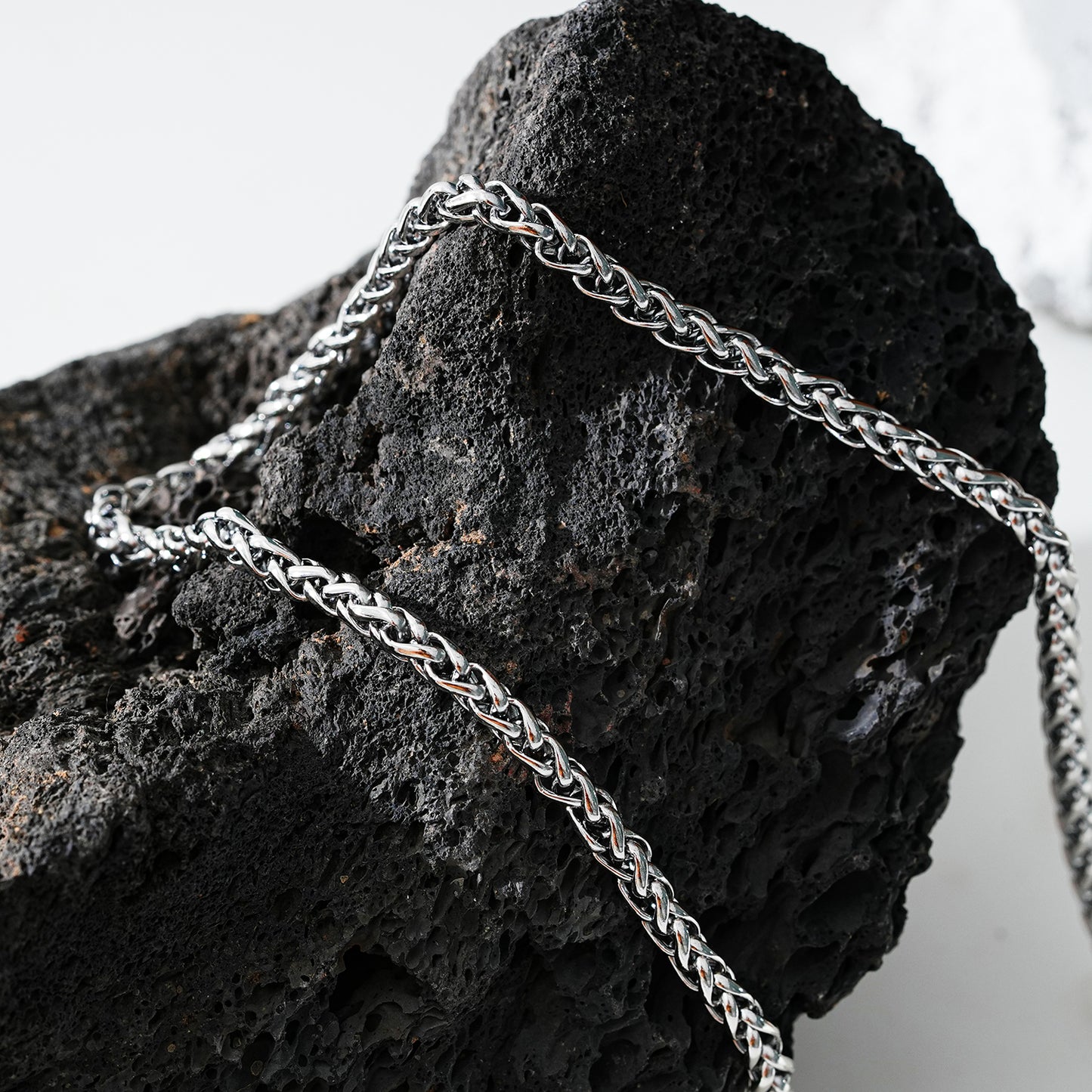 Style ALGATE: Bold Elegance - Chunky Mid-Width Byzantine Chain Necklace in Silver.