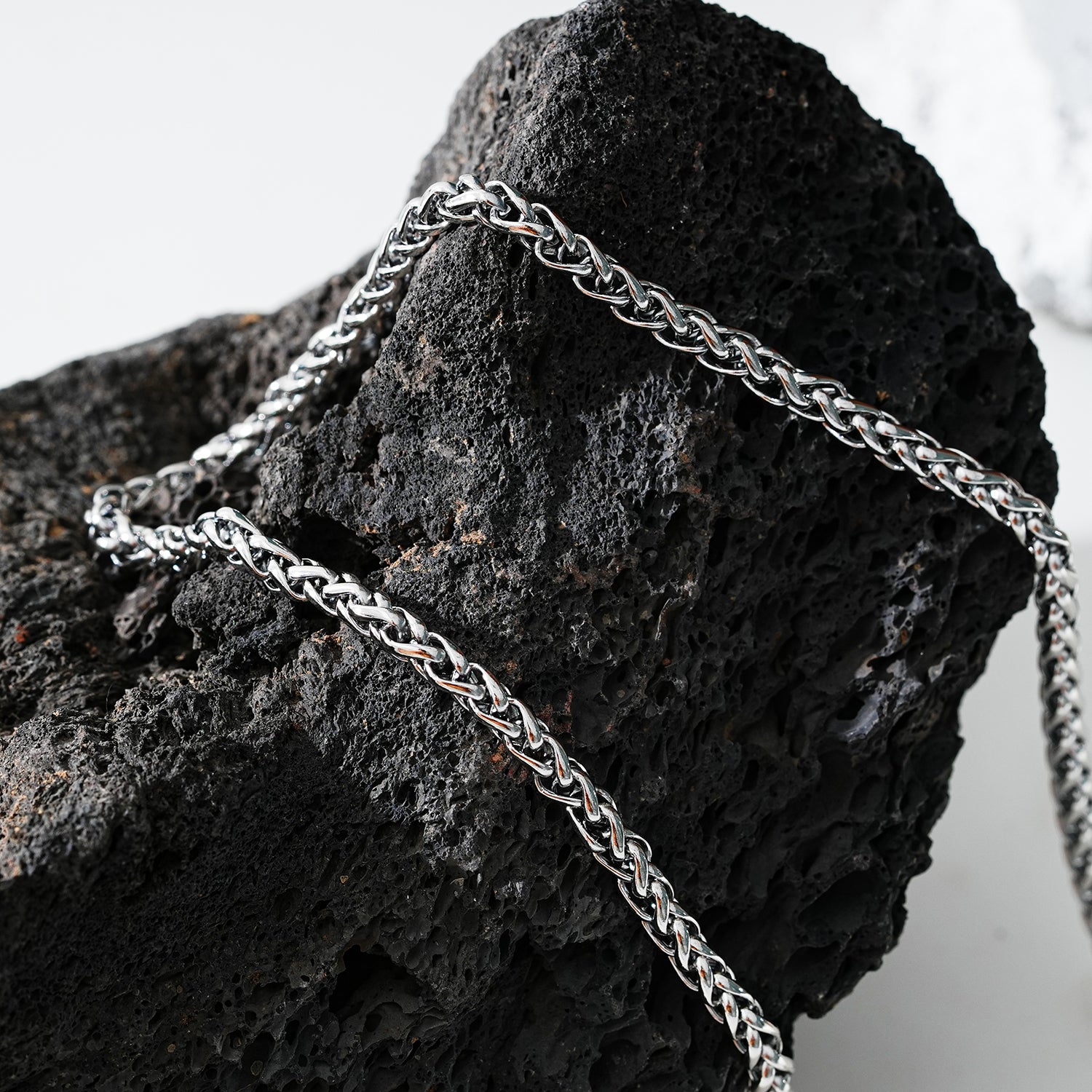 Style ALGATE: Bold Elegance - Chunky Mid-Width Byzantine Chain Necklace in Silver.
