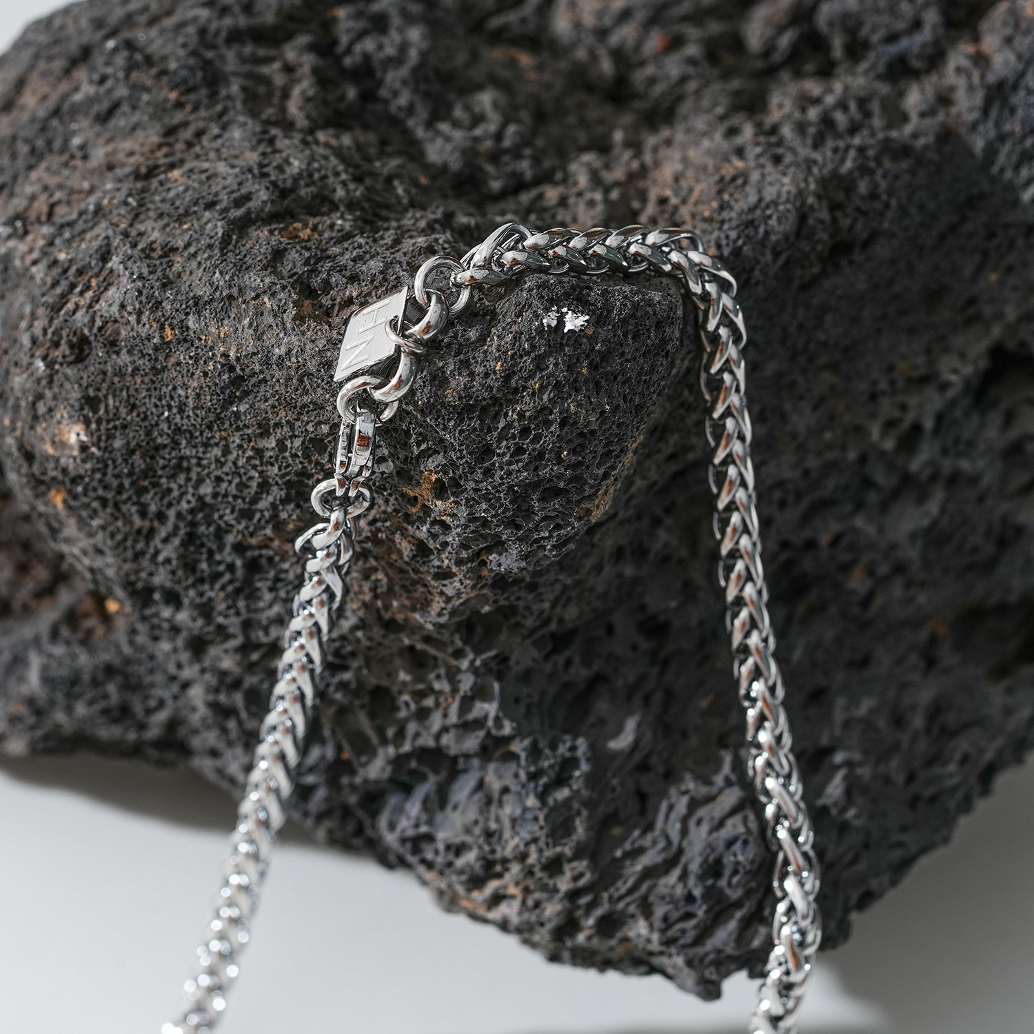 Style ALGATE: Bold Elegance - Chunky Mid-Width Byzantine Chain Necklace in Silver.
