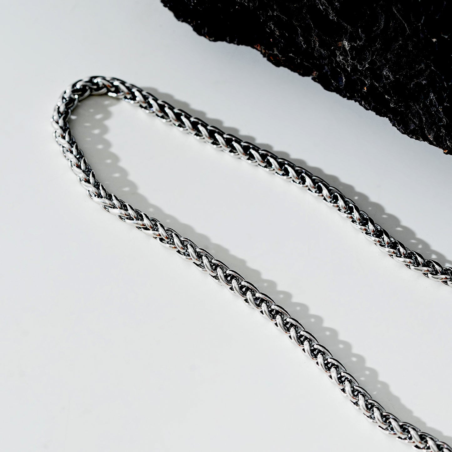 Style ALGATE: Bold Elegance - Chunky Mid-Width Byzantine Chain Necklace in Silver.