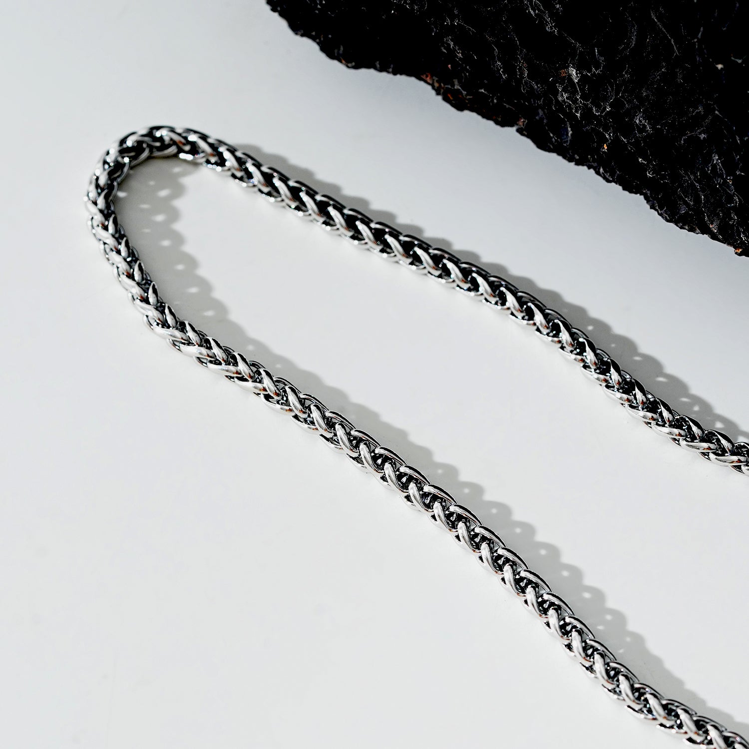 Style ALGATE: Bold Elegance - Chunky Mid-Width Byzantine Chain Necklace in Silver.