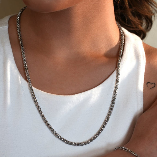 Style ALGATE: Bold Elegance - Chunky Mid-Width Byzantine Chain Necklace in Silver.